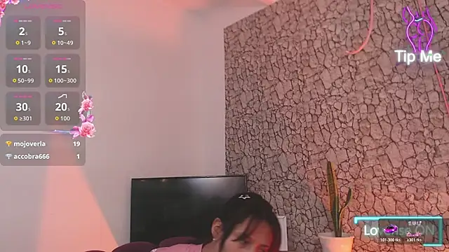 eyes_moonn live cam on StripChat