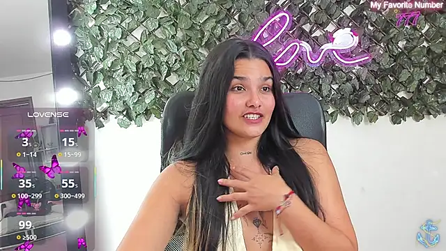 DestinyHills live cam on StripChat