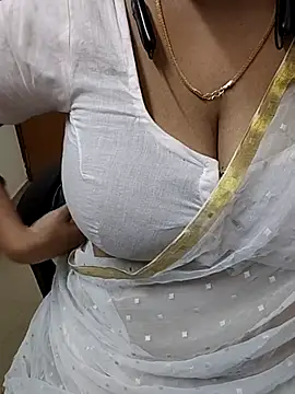 tamil-ranjitha07 (F milf) - Oil on boobs