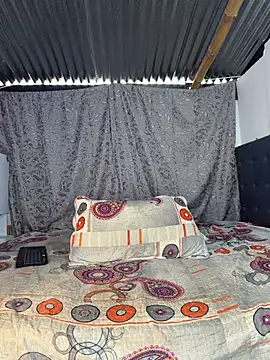 Soe_Lara live webcam show