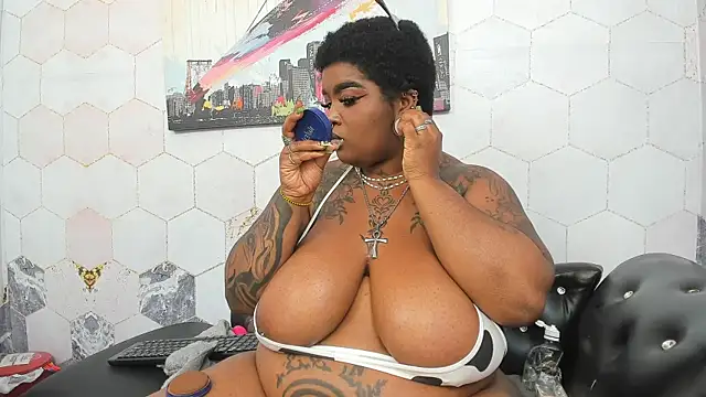 anaa_fuentess (F young) - show tits+ 2 spanks