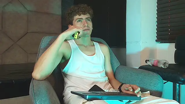 Tyler_Mcrey live cam on StripChat