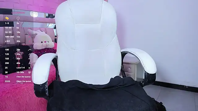 _laaura_ live cam on StripChat
