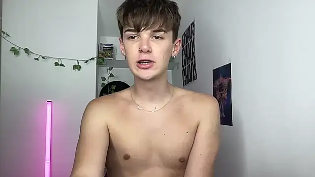 YourMilkyGuy live cam on StripChat