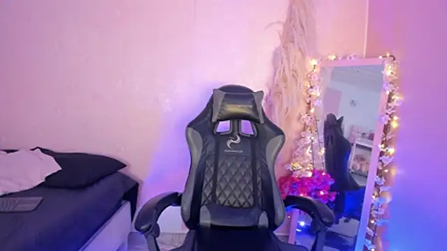 Emily_Roussee webcam