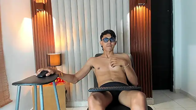 myke_tucker live cam on StripChat