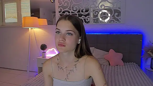 LuisaClover live webcam show