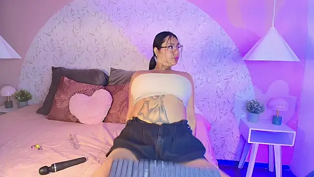 Tammara_Brm live cam on StripChat