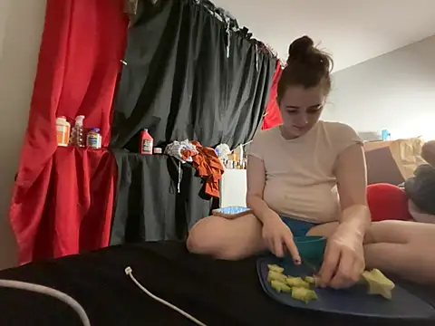 Snowbunnycake_131 live webcam show