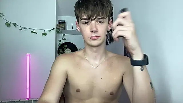 YourMilkyGuy live webcam show