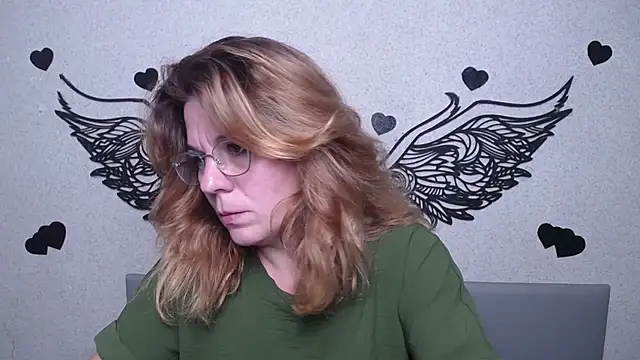 ZheniaNikrasova live cam on StripChat