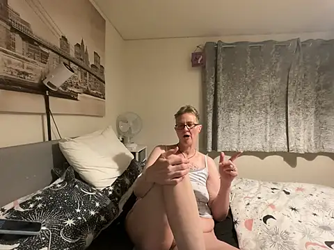 Curvy-Jinx live webcam show