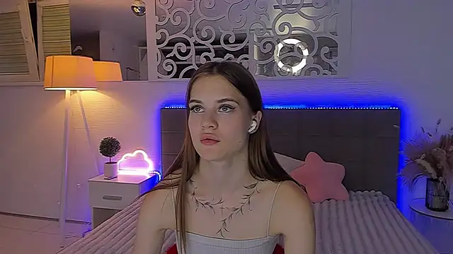LuisaClover live webcam show
