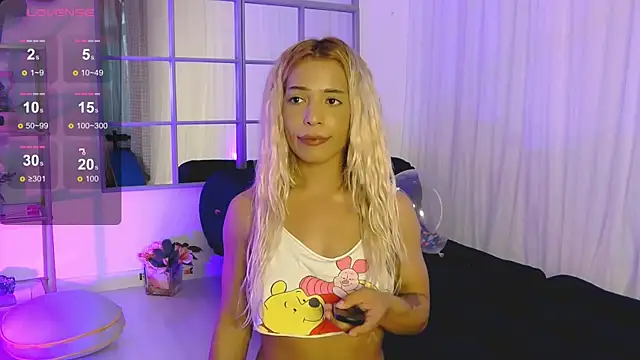 SarahRaynex live cam on StripChat