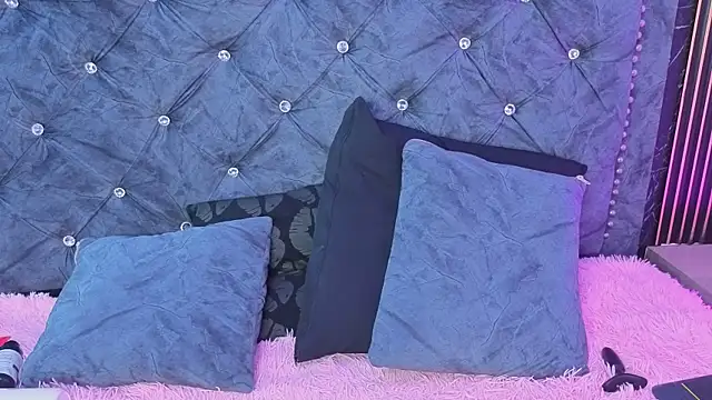 AlexandraNoxx live cam on StripChat