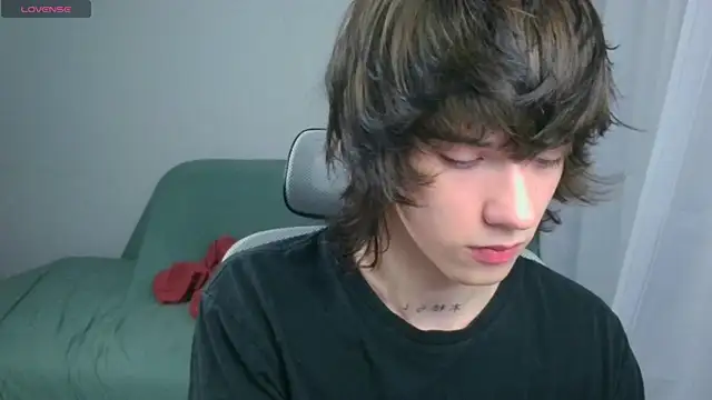 LeonBoykisser live cam on StripChat