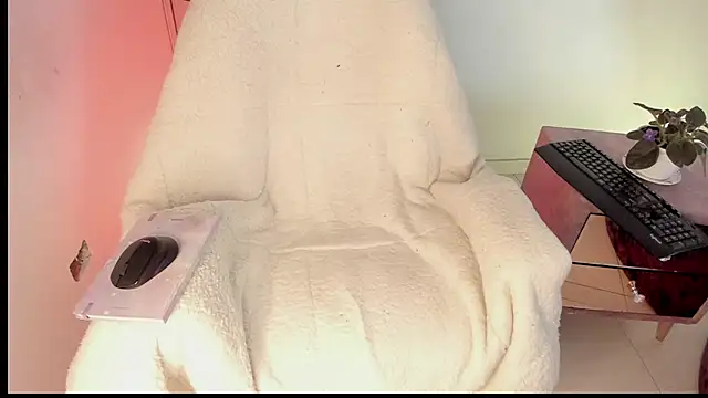 sofi_soft_ (F young) - Play with my clitoris.. make me horny