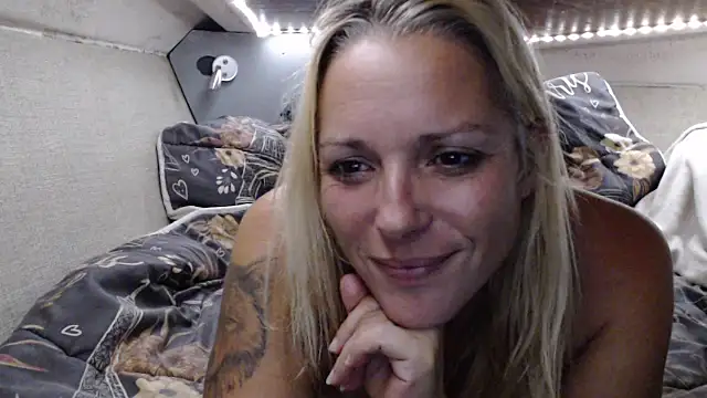 Doucelouve9 live cam on StripChat