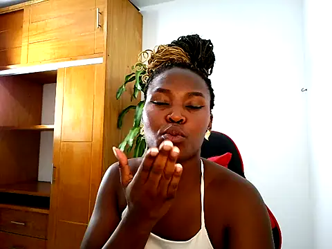 Bella-Queens live cam on StripChat