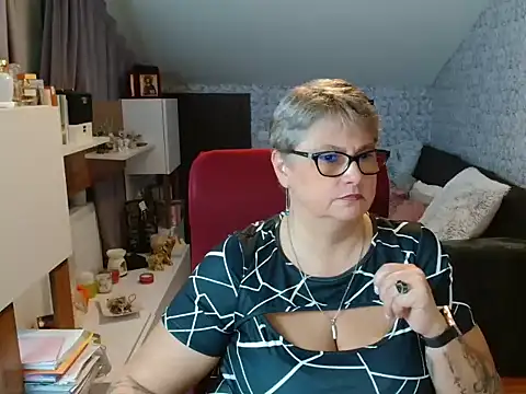 NewHellen4you live cam on StripChat