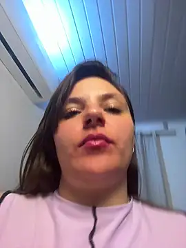 Rossiocurvy live cam on StripChat