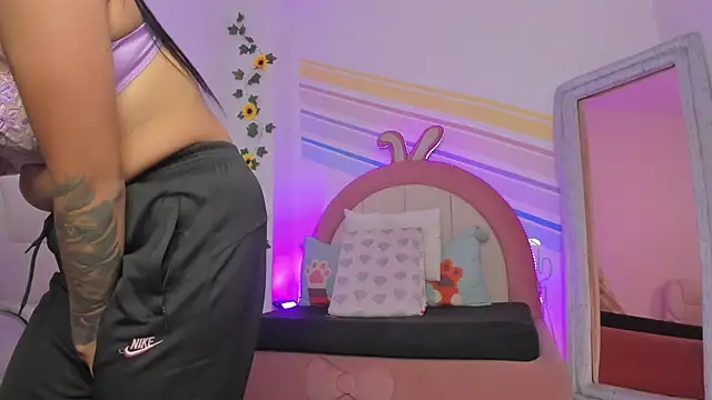 Alahia_Myers_22 live cam on StripChat