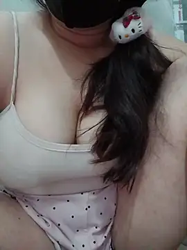 Henny_iu live cam on StripChat