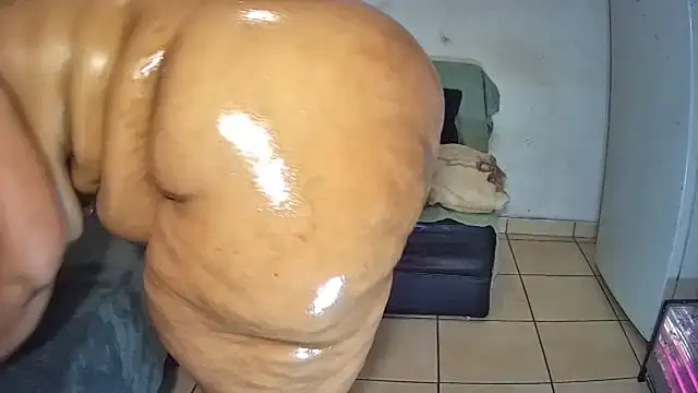 BustyThickyAss live webcam show