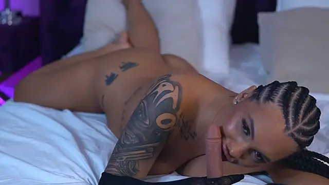 AliraNightvale live webcam show