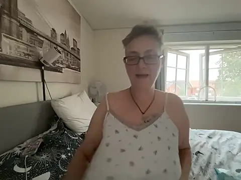 Curvy-Jinx live cam on StripChat