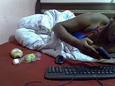 PetitePeachy webcam