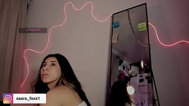 Sara_Foxx1 live cam on StripChat