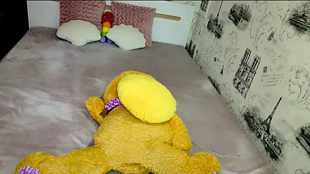 lovely-eyes live cam on StripChat