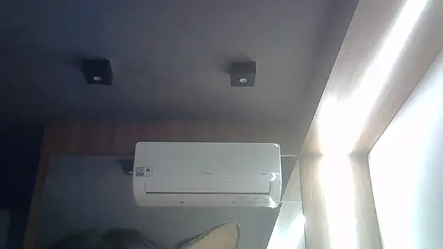 SkinnyKitten live cam on StripChat