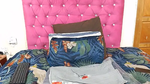 WILD_KITTYxXx webcam