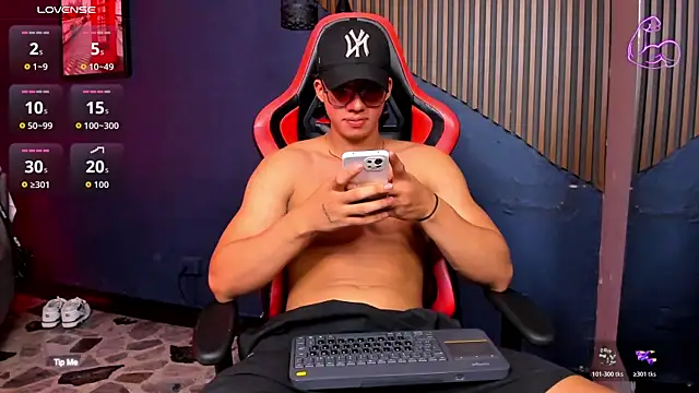 Axxel_Muscle webcam