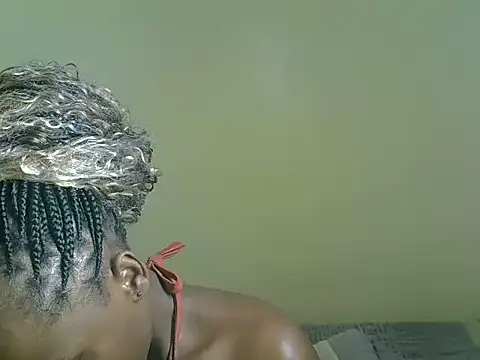 Pearl_petite webcam