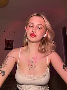 blondiedoll live cam on StripChat