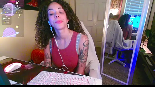 gunzinrose (F young) - boobies out for a lil