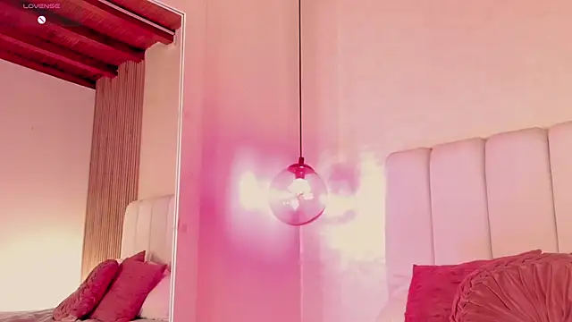 ElenaJamess live cam on StripChat
