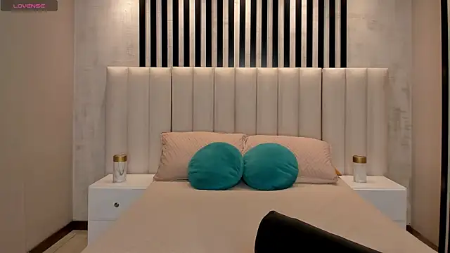 AmaliaCrus live cam on StripChat