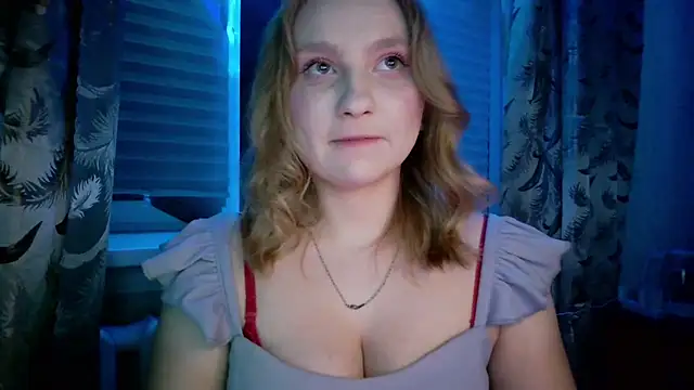 pr_in_cess_ (F young) - tease with bare shoulders