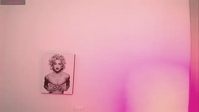 millie_bobby (F young) - 😈Spank ass x10 and squeeze nipples..😈