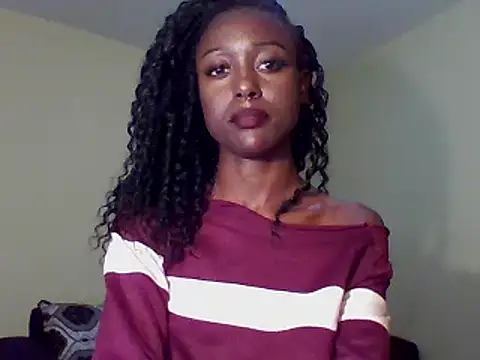 HotSkinnyLady live webcam