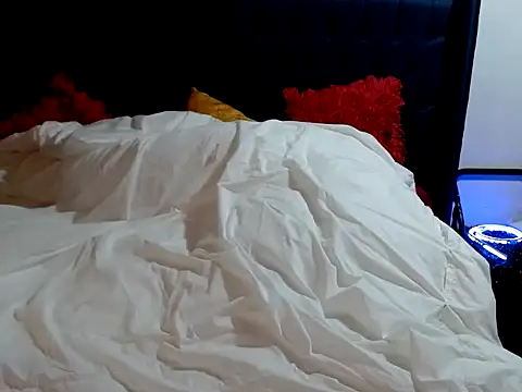 ROSESNICKER00 live cam on StripChat