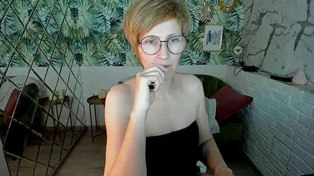 Paris_Cherry live cam on StripChat