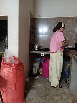 Linda-yiyi live cam