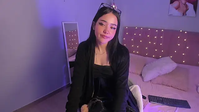 ela_petit live cam on StripChat