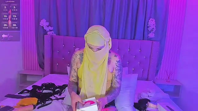Nayla-Mouna live cam on StripChat