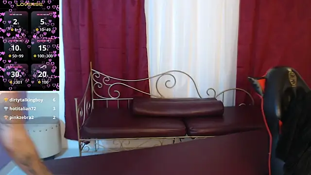 Roxanne_vale live cam on StripChat